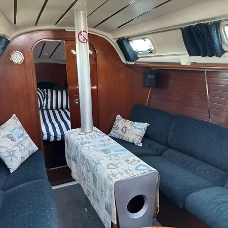 Barco A Vela Em - West Sailing Hotel en barco Peniche